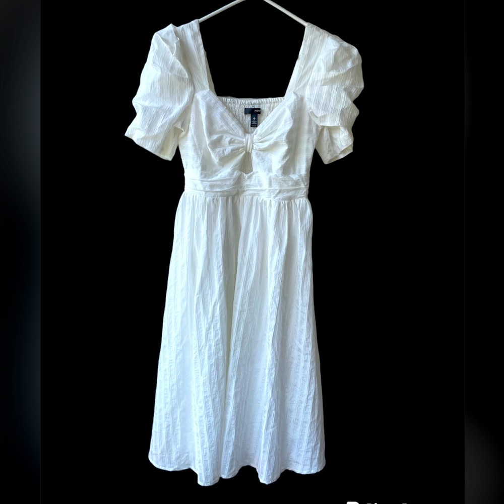 NWOT Pretty lightly lined white dress with puff sleeves! Great for a cruise!